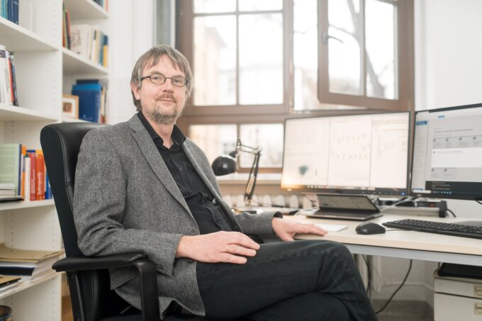 Der Medizininformatiker Prof. Dr. Cord Spreckelsen ist im Projekt „Querschnitt12 – Kompetenz interfakultär!“ für die digitale Umsetzung zuständig.