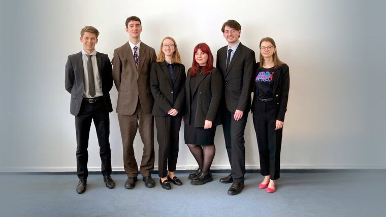 Das Jenaer Team für den Telder Moot Court, umrahmt von den Coaches.