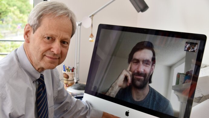 Prof. Dr Wolfgang Weigand discusses with his colleague Dr Mario Grosch via Zoom