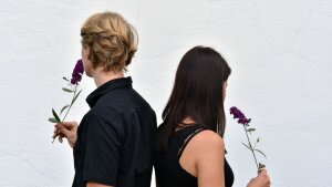 Das Selbstwertgefühl Jugendlicher ist nicht schlechter, wenn sie erst später eine Beziehung eingehen.