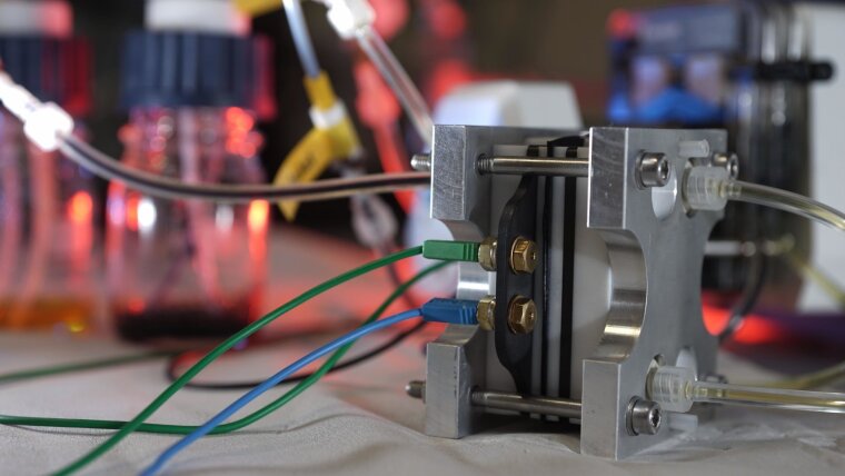 Prototyp einer Redox-Flow-Batterie, die im Zentrum für Energie und Umweltchemie entwickelt wurde.