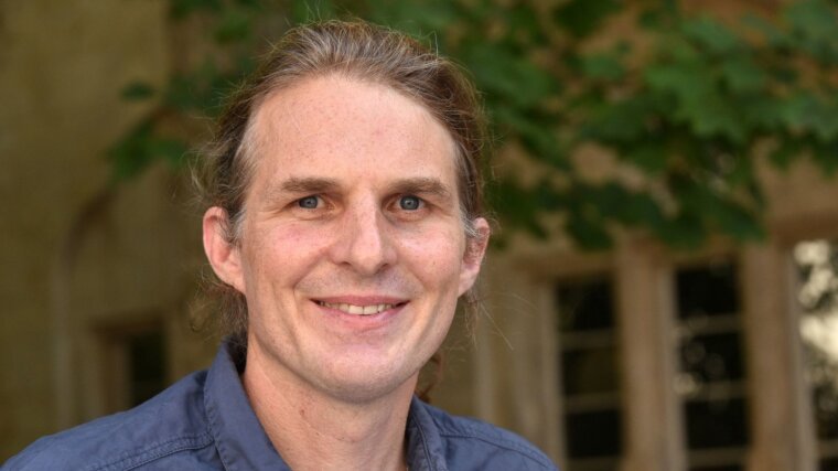 Ecologist Prof. Dr Holger Schielzeth receives one of the 2022 teaching awards.