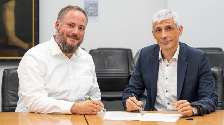 Christian Otto Grötsch (dotSource) und Uni-Kanzler Dr. Thoralf Held (r.) unterzeichnen den Vertrag.