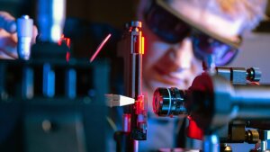 Dr. Tobias Vogl aligns an optical chip with a quantum light source.