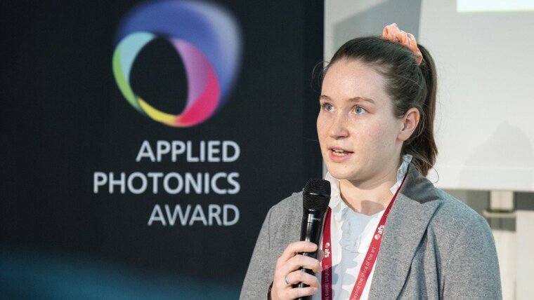 Magdalena Hilbert hat den "Applied Photonics Award" für ihre Bachelorarbeit erhalten.