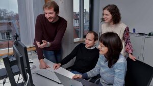 Philipp Förster, Jun.-Prof. Dr. Lukas Eibensteiner, Mathilde Berhault und Barbara Nietzel (v.l.n.r.) arbeiten an mehrsprachigen, digitalen Lernräumen.