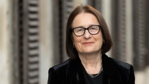 Prof. Dr. Irina Scherbakowa nimmt stellvertretend für "Memorial" die Glückwünsche der Universität Jena entgegen.