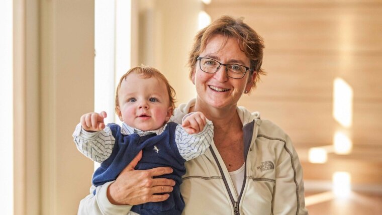 Studienleiterin Prof. Tanja Groten mit dem ersten in der PETN-Studie geborenen Kind.