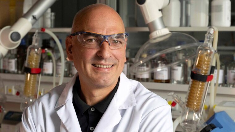 Der Chemiker Prof. Dr. Ulrich S. Schubert von der Universität Jena ist Teil des „Center for the Transformation of Chemistry“ Kernteams.