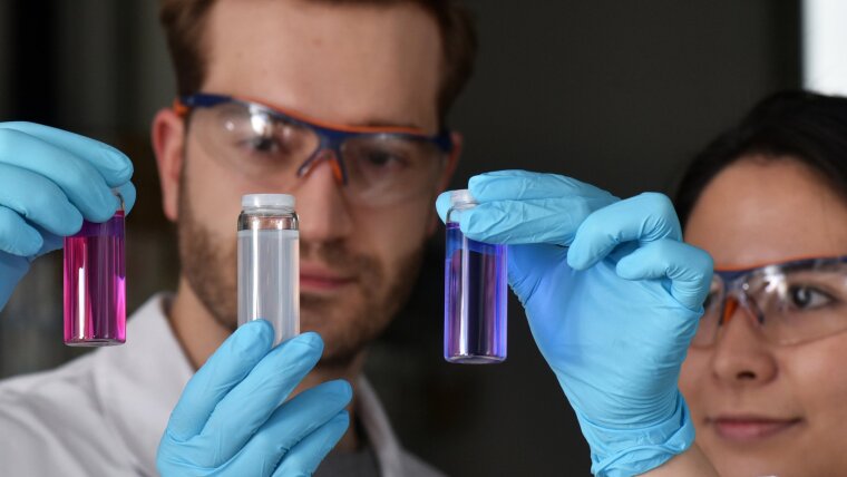 Michael Streiber (l.) und Caroline Holick präsentieren funktionalisierte Polymer-Nanopartikel.