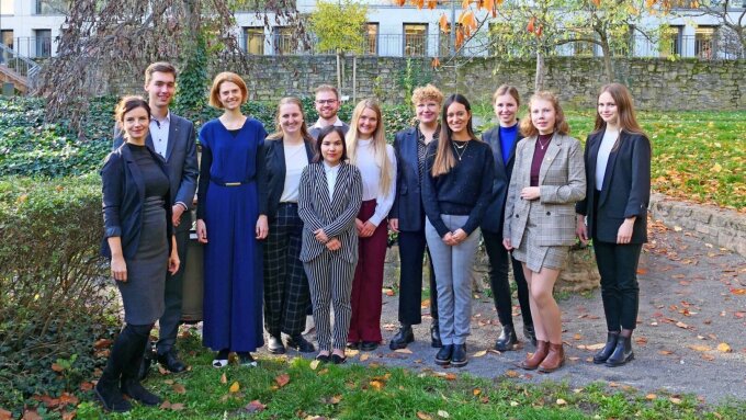 Die Jenaer Delegation für die WorldMUN 2023, die erstmals nach drei Jahren wieder in Präsenz stattfinden kann: Franziska Sandt, Ben Mengler, Dagmar Coelle, Emma Morgan, Lucas Kozun, Razia Gul Mohammad, Justine Krieg, Amelie Brockhaus, Ana Maria Gutierrez Suarez, Beatrice Zillmann, Annika Lüttge und Sofiia Shaida (v.l.n.r.).