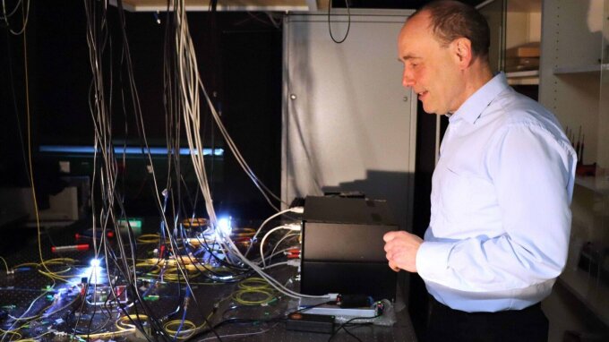 Studienleiter Prof. Dr. Ulf Peschel und sein Team berichten im Magazin "Science", dass die Ausbreitung optischer Pulse durch eine Glasfaser den Regeln der Thermodynamik folgt.