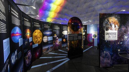 Blick in das mobile Planetarium.