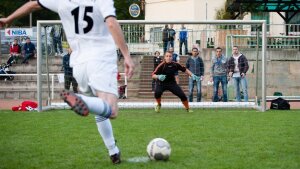 Elfmeter beim Fußball: Wie reagieren Schütze und Torwart auf Bewegungen des anderen?