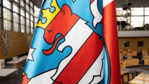 Die Landesfahne von Thüringen im Landtag.