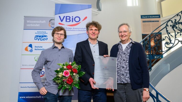Preisträger Holger Schielzeth (M.) mit Juror Luca Stephan (l.) sowie Jurorin Felicitas Pfeifer.