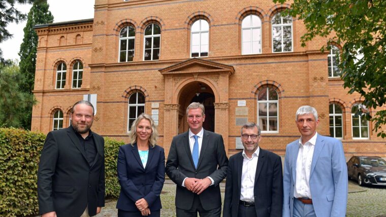 v. l.: Prof. Christian Jogler, Ministerin Susanna Karawanskij, Staatssekretär Carsten Feller, Uni-Präsident Prof. Walter Rosenthal, Uni-Kanzler Dr. Thoralf Held.