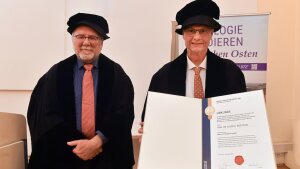 Der brasilianische Theologe Prof. Dr. Euler Westphal (re.) erhielt die Ehrendoktorwürde der Universität Jena. Links Dekan Prof. Dr. Michael Wermke.