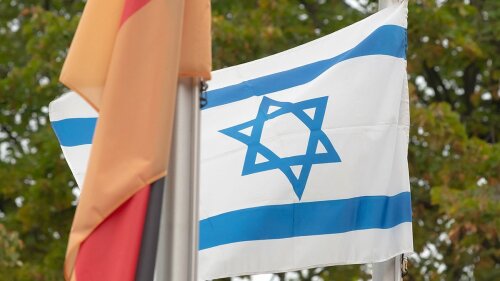 Die israelische Fahne (re.) weht neben der deutschen Fahne.