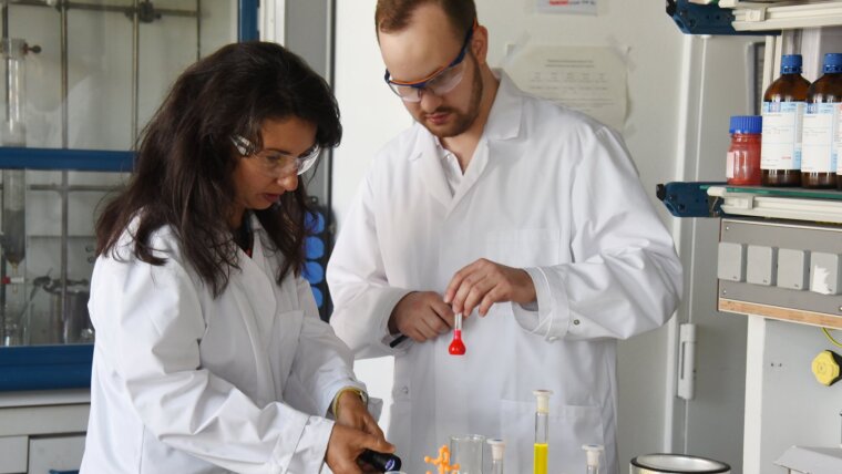 Prof. Dr. Kalina Peneva und ihr Doktorand Konrad Hotzel untersuchen funktionale Farbstoffe.