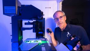 Prof Dr Volker Deckert in his laboratory at the Institute of Physical Chemistry at the University of Jena. He is leading the ambitious project together with colleagues from the University of Ulm and the ITB in Bingen.