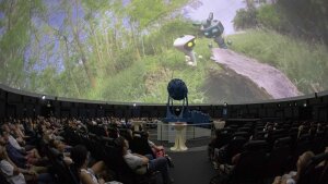 Vorführung von „Karl und Karla im Mikroversum: Eine Reise durch die faszinierende Welt der Mikroben” im Jenaer Zeiss-Planetarium.