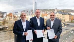 Unterzeichneten den Kooperationsvertrag: (v.l.) Georg Pohnert, Stefan Scholz und Steffen Teichert.
