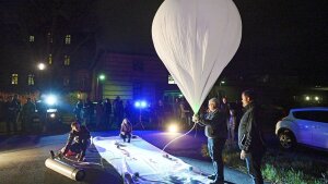 Ein Wetterballon wird für den Start vorbereitet zur Langen Nacht der Wissenschaften 2019.