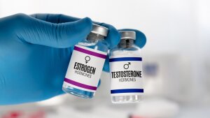 Zwei Injektionsfläschchen für die Behandlung mit Testosteron- und Östrogenhormonen.