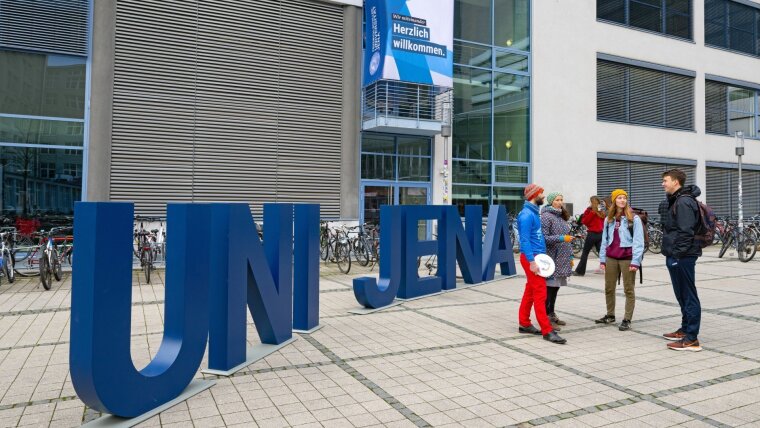 Studierende der Uni Jena auf dem Campus Ernst-Abbe-Platz.