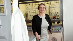 Prof. Dr. Birgit Weber im Institut für Anorganische und Analytische Chemie