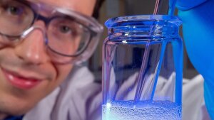 Dr. Jacob Schneidewind untersucht die Wasserspaltung mit blauem Licht.