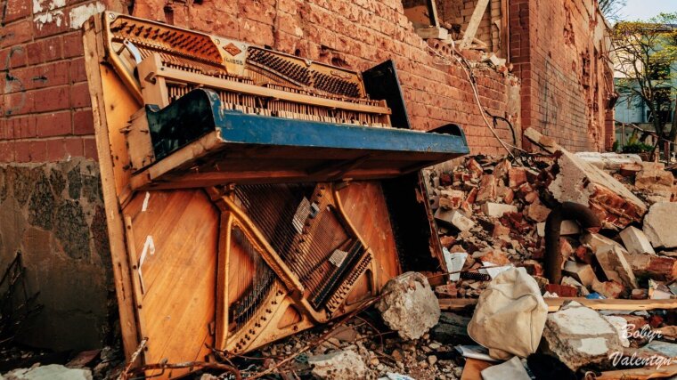 Das Foto "Überreste eines Klaviers in Ruinen" wird in der neuen Ausstellung zu sehen sein.