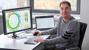 Studienleiter Prof. Dr. Gianni Panagiotou ist Professor für Microbiome Dynamics im Exzellenzcluster „Balance of the Microverse“ der Universität Jena.