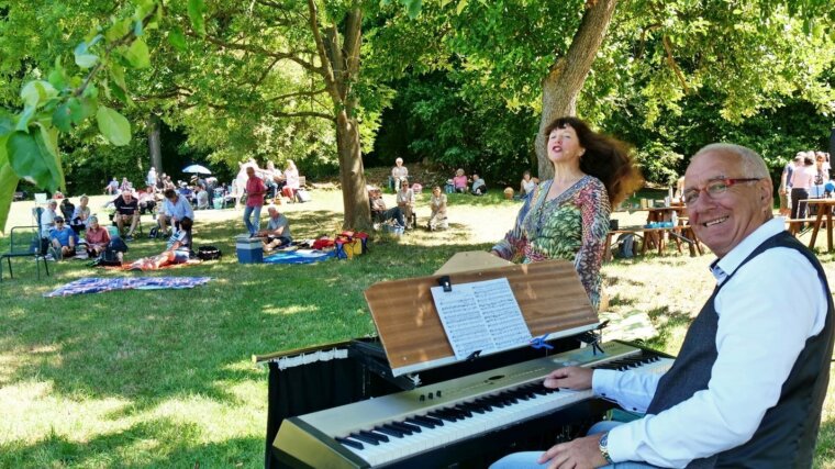 Das Duo "con emozione" bei einem Auftritt