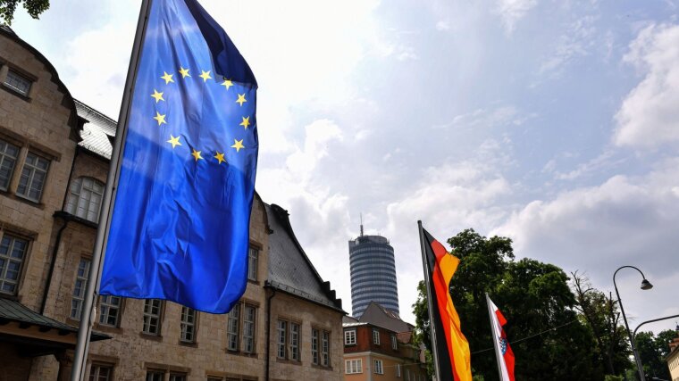 Flaggen der EU, Deutschlands und Thüringens vor dem Universitätshauptgebäude
