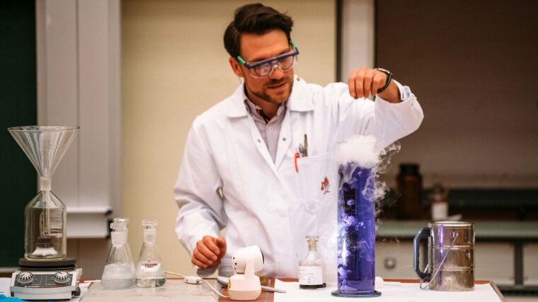 Experimentalvorlesung mit Dr. Sven Krieck bei der Thüringer Chemieolympiade 2019 an der Uni Jena.