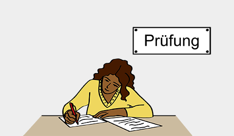 Eine Frau sitzt am Schreibtisch. Sie schreibt eine Prüfung. Hinter ihr hängt ein Schild. Auf dem Schild steht Prüfung.