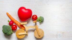 Ein Holzrad mit einem roten Herzen und Gemüse