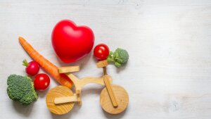 A wooden wheel with a red heart and veggies