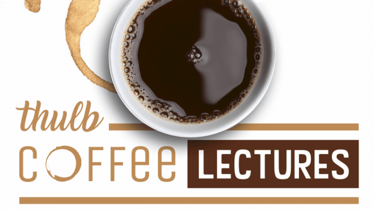 Kaffeetasse auf Schriftzug ThULB Coffee Lectures