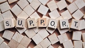 Bausteine aus Holz mit Aufschrift "Support"