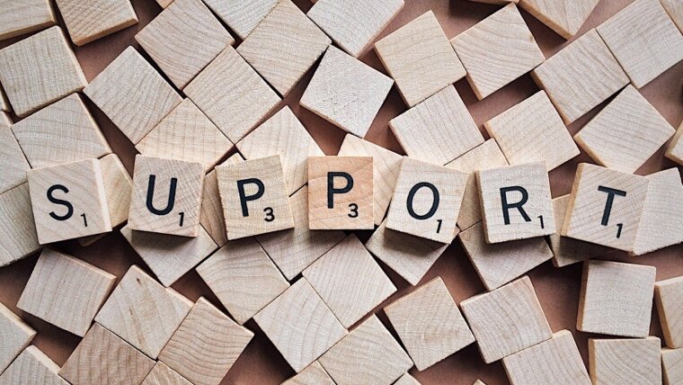 Bausteine aus Holz mit Aufschrift "Support"