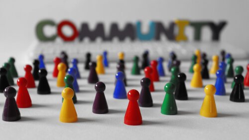 Spielsteine vor dem Schriftzug "Community"