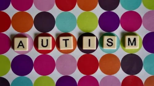 Die Buchstabensteine bilden das Wort „Autism“, englisch für Autismus