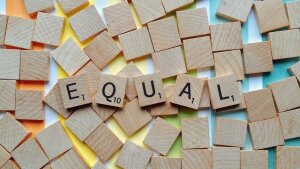 Equal auf Holzplättchen