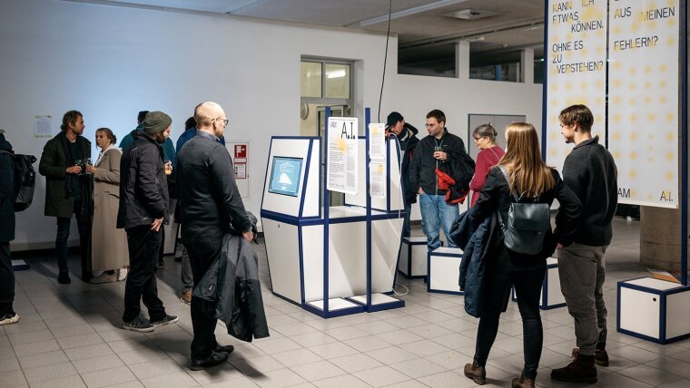 Besucher in der Ausstellung