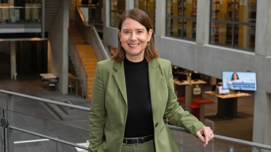 Katja Bär, Chief Communications Officer der Universität Jena, in der Thüringer Universitäts- und Landesbibliothek.