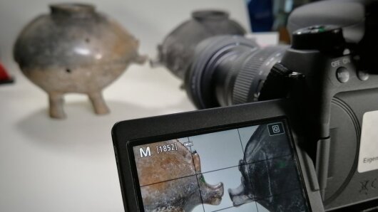 Zwei Ebergefäße aus der Sammlung Ur- und Frühgeschichte der Universität Jena werden für die Erfassung in einer digitale Datenbank fotografiert.