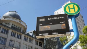 Haltestelle der Straßenbahn am Campus der Friedrich-Schiller-Universität am Ernst-Abbe-Platz in Jena